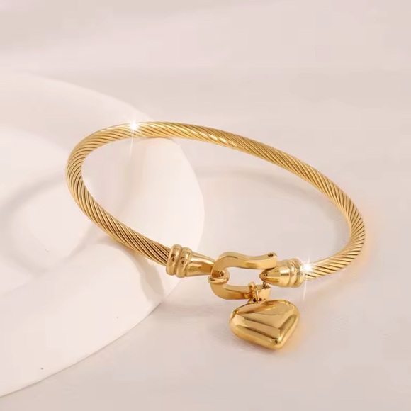 NEW | Trendy Bracelet With Heart Charm  💛 - Picture 3 of 4